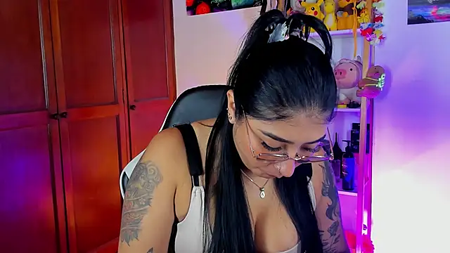 eymy-hadid (F young) - Show boobs