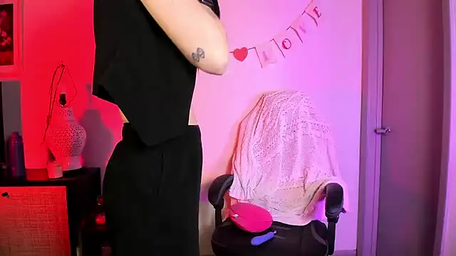 melrosestrip (F young) - shake boobies