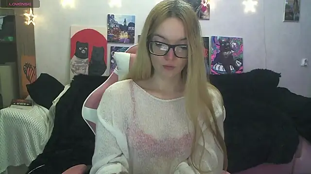 secretsophia (F young) - new mac with new logitech web cam