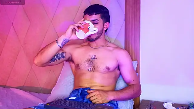 arturocardona_ (M young) - 🎮play with my hot chest🔥