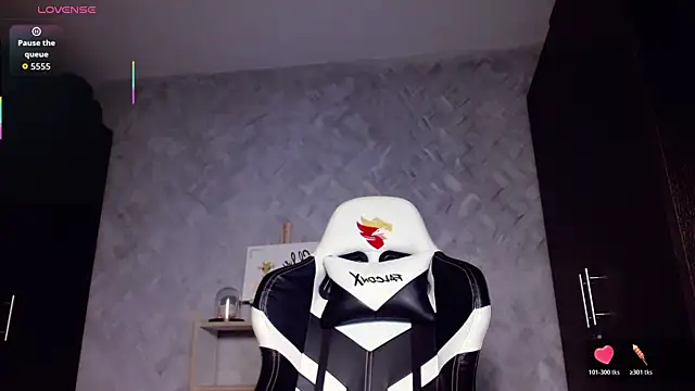 roxxi_2110 - Roxxi_2110's free webcam