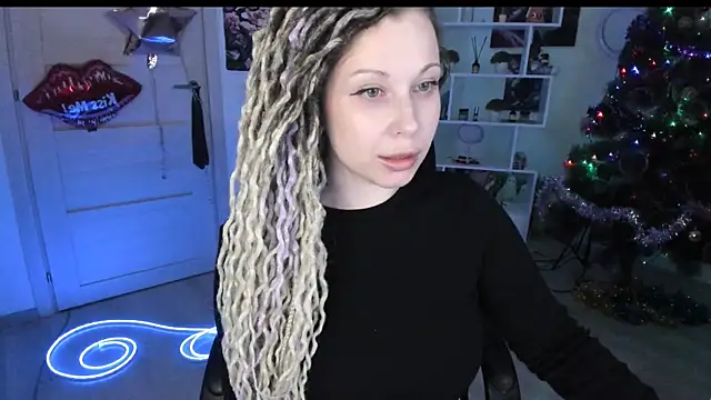 HoneySallyMoore live cam screenshot female on TokenKeno — Tip, Play & Watch Live Cams