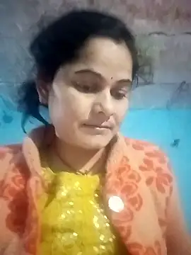 julee-740 (F young) - Full nude in public