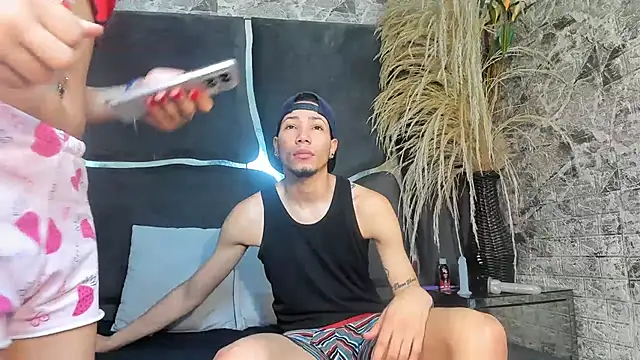 KatalellaAndLayan webcam