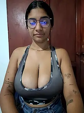 sofythom1 (F young) - I show my boobs in the Windows