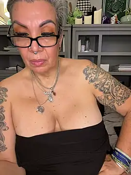 dieseldame1313 - Dieseldame1313's free webcam - UK Sex Cams