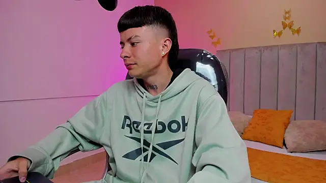 nascary_fox (M twink) - dance taking off a garment