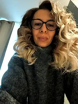 sukygirl (F milf) - Buy a new phone