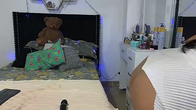 charlotte_077 - Charlotte_077's free webcam - UK Sex Cams