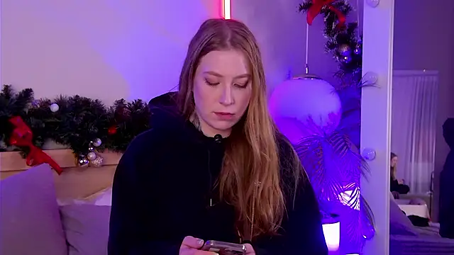 miaeuphoria_ (F young) - Ride naked pillow + control my toy 2 min