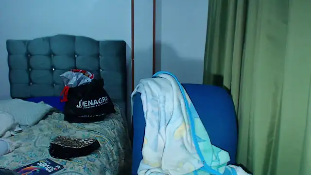 amararoberts420 (F young) - kiss