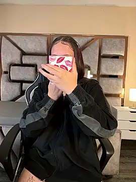 Webcam Model (LUNA_MAIA) is live