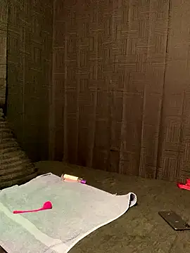 Webcam Model (Rakiyahcharms)  is live.Free join now!