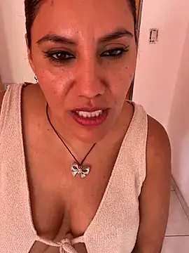 Webcam Model (Samantablair)  is live.Free join now!