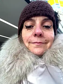 sunbelxx (Ask my age) - Show pussy outdoor