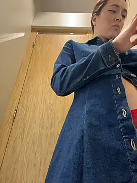 holly_play (F young) - Risky groans in a crowd of people