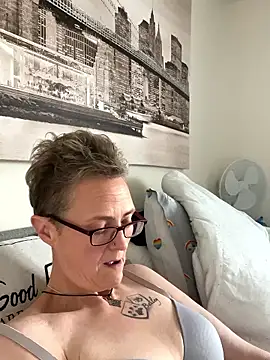 curvy-jinx (F mature) - 10 mins toy control