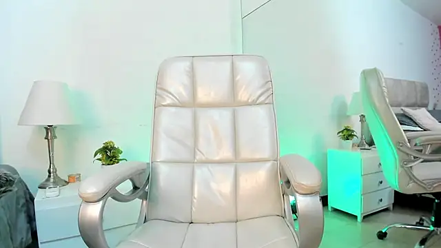 julietaferrer_ (F young) - spanking on the tits