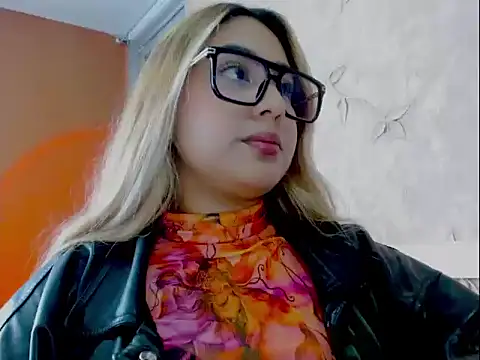 Webcam Model (Miabonnett_) is live