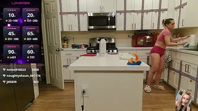 Blondiewithanass webcam