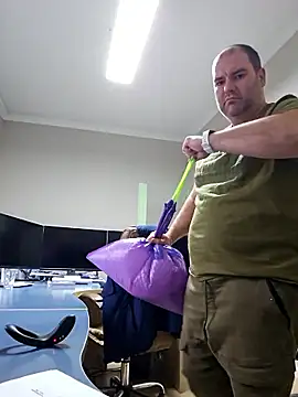 andrew1900529 (Ask my age) - 1 min toy control