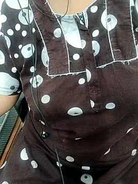 tamil_aishu09 (F milf) - Oil on boobs