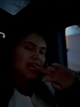 melanny10 (F milf) - risky squirt open door