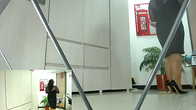 cariebelle1 (F young) - cum and squirt in the chair all over