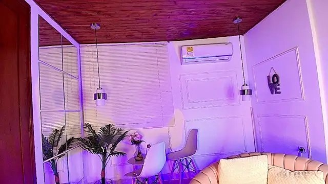 Webcam Model (alessia_moon1)  is live.Free join now!