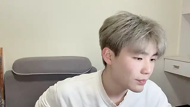 xiaoyang5200 (M young) - 今天门票90TK每天只开一场票，表演內容 撸管射精 裸体 展示菊花,可以指挥主播