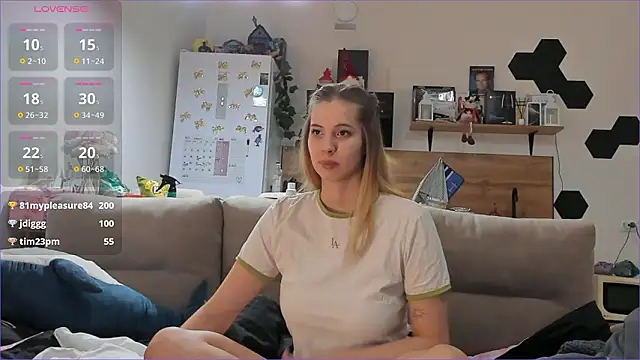 Girl_alone_home webcam