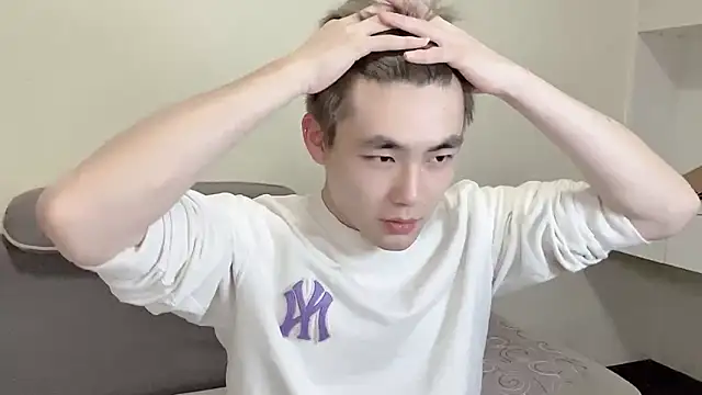 xiaoyang5200 (M young) - 今天门票90TK每天只开一场票，表演內容 撸管射精 裸体 展示菊花,可以指挥主播