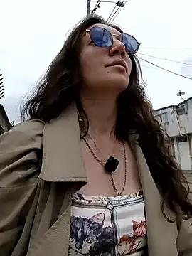 lucy_colee (F young) - Put lovense clamps in my nipples