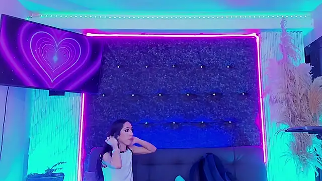 Queens_Wonders_Blonders webcam