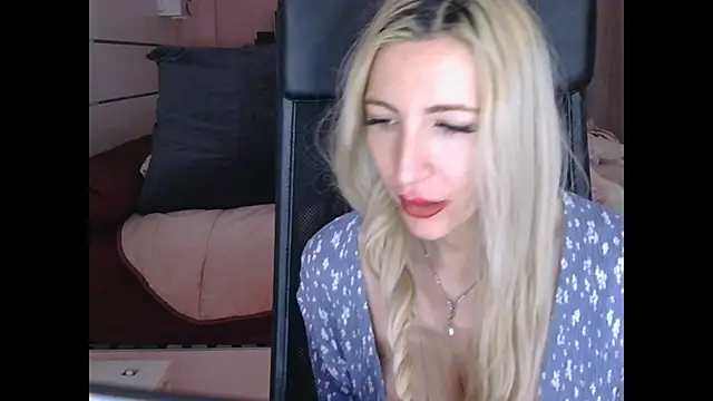 BarbieBlondieGirl webcam