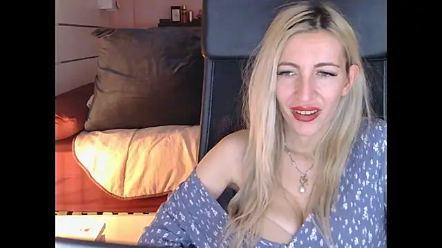 BarbieBlondieGirl webcam