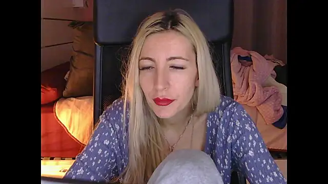 barbieblondiegirl (F young) - chupar y jugar con un calipo