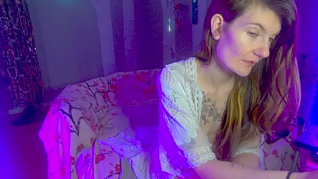 YourFavCanadianMILF webcam