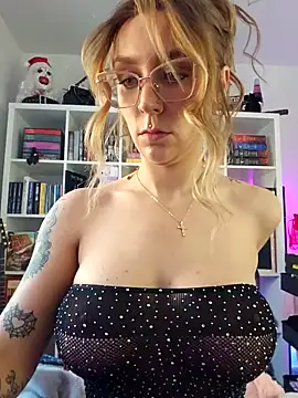 Webcam Model (LilyOrion) is live