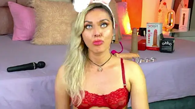 lunitaa_diva (T young) - JUICY TRANS ASS VERY PLAYFUL (DILDOS)