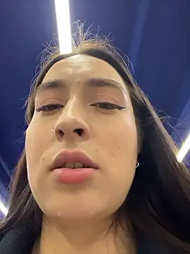 holly_play (F young) - Look at what's under my skirt !