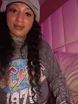 Webcam Model (CrownedNyaries)  is live.Free join now!