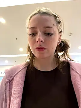 LoraaDoll Live Webcam on Stripchat