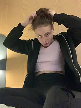 GoldenPussy1329 webcam