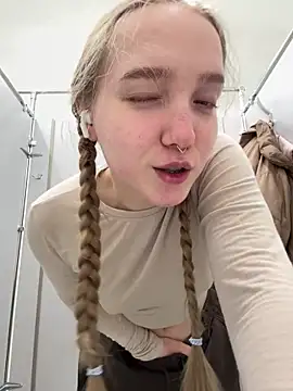 bambi_lu Live Webcam on Stripchat