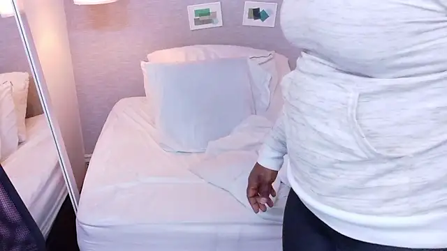 Webcam Model (kiara_evanss) is live