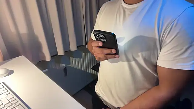 justonce2 - Justonce2's free webcam