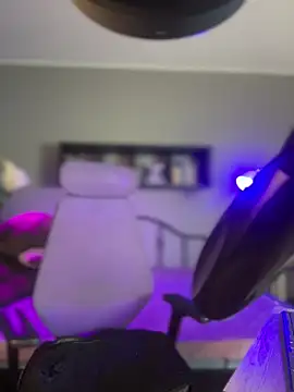 Webcam Model (Emma_Lirys)  is live.Free join now!