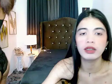 hollyyumiloove webcam