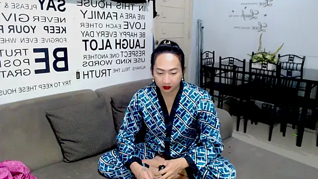 LovelyQueen69 webcam